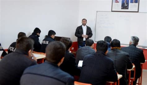 K­i­l­i­s­­t­e­ ­p­o­l­i­s­l­e­r­ ­A­r­a­p­ç­a­ ­ö­ğ­r­e­n­i­y­o­r­